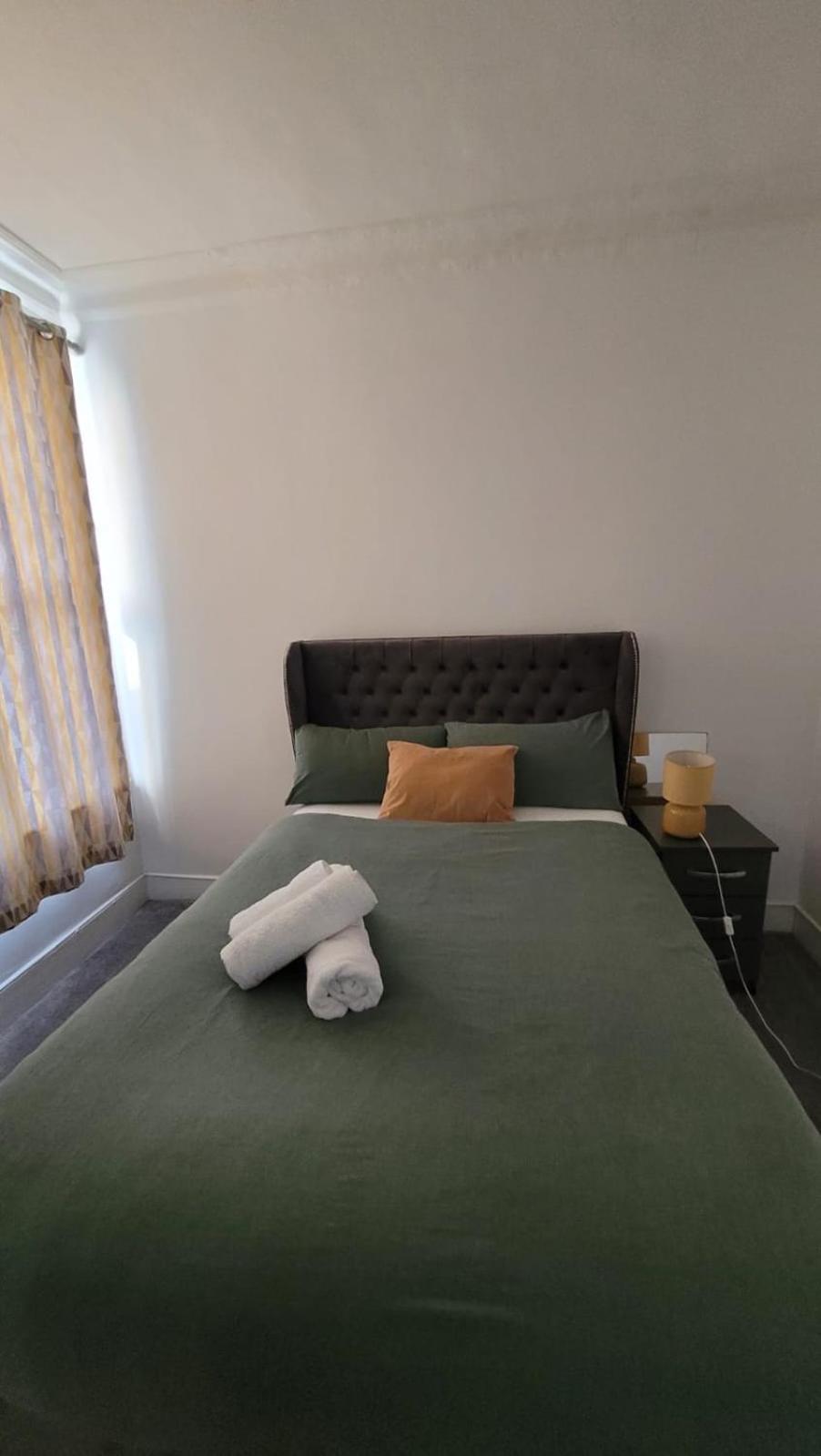 Two Bedroom Flat In Лондон Экстерьер фото